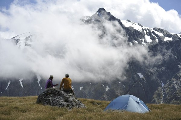 Comment choisir une tente pour un camping en région de savane pendant la saison des pluies?